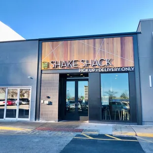 The online order entrance. You can't access the restaurant from here!