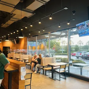 Shake Shack Millenia indoor and outdoor seating.