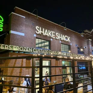 the outside of shake shack at night