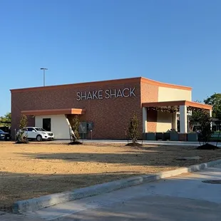 Parking is a bit hectic, so we had to park at the bank. But FIRST drive thru in the Houston area!