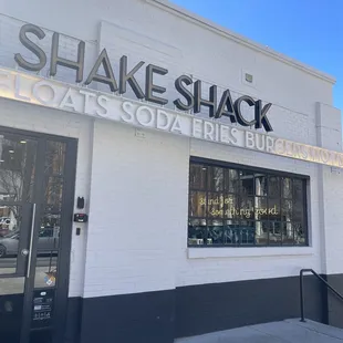 Shake Shack Exterior (facing Howell Mill)