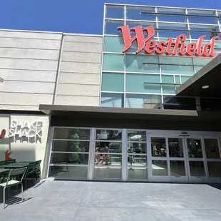 6.23.23 2nd Floor Entrance to Shake Shack located immediately to left upon entrance to second level food court
