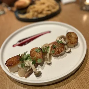 Scallops - looks pretty, but the food was :/