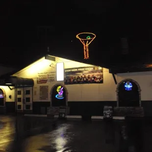 the outside of a restaurant at night