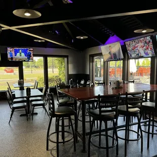 Inside area with plenty of tv&apos;s