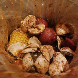 1lb Clams (mild garlic butter sauce)  added side of sausages w/ red skin potatoes &amp; corn on the cob