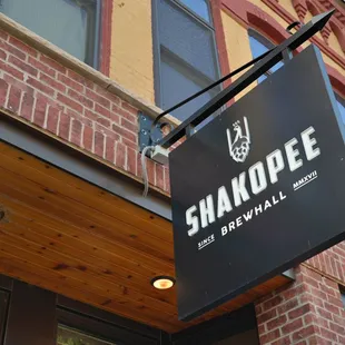 a sign for shakopee