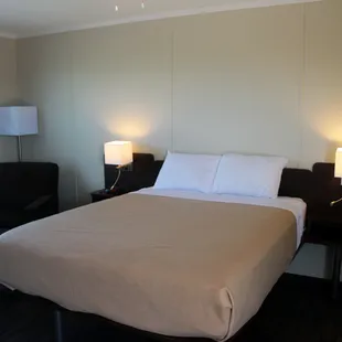 Single Queen Bed at Shale Lodge Three Rivers