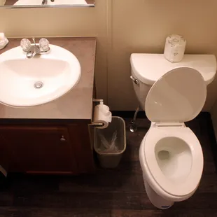 Standard guest bathroom at Shale Lodge Three Rivers