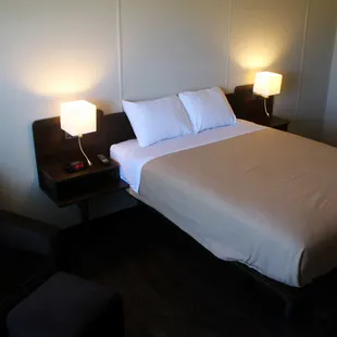 Single Queen Bed at Shale Lodge Three Rivers Standard Guestroom