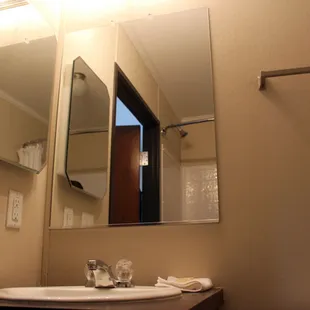 Standard guest bathroom at Shale Lodge Three Rivers