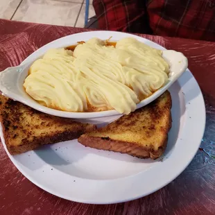 Shepherd&apos;s Pie With Garlic Toast