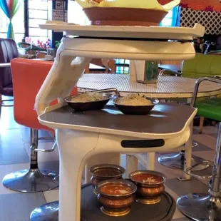 Robot serving the food at Shan - E - Punjab