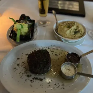 Steak, mashed potatoes and green beans