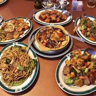 Family Style meal for 6 people. Look at those beautiful plates of food!