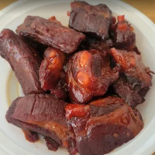 a plate of meat with sauce on it