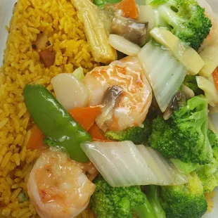 Pork fried rice and shrimp with vegetables