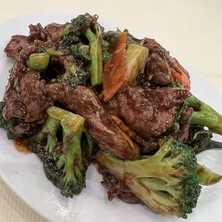B3. Sliced Beef with Broccoli
