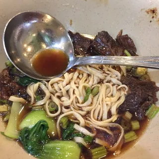 N12. Aromatic Beef with Noodles in Soup