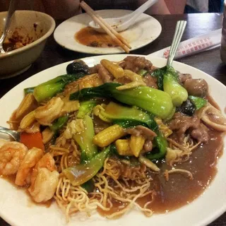 P6. Seafood Pan-Fried Noodles