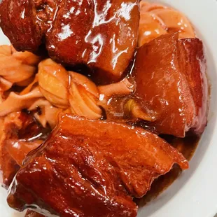 Braised pork belly and tofu skin in brown sauce