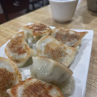 D14. Pot Stickers (8pcs) /