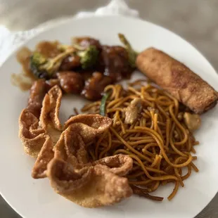 Combo lo mein, General Tso 's  Chicken, Egg Roll, Crab Rangoon