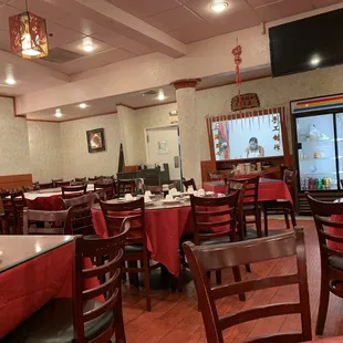 the dining room with red tablecloths