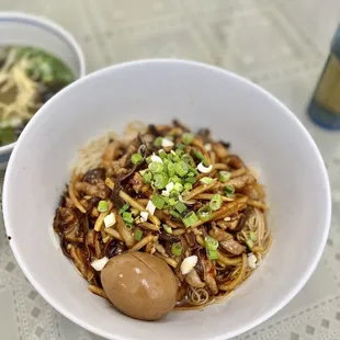 鱼香肉丝拌面 w/ free lunch special egg