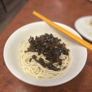 Shredded Pork &amp; Noodle with Green Onion Sauce