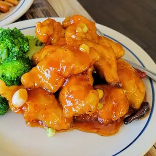 a plate of chicken and broccoli