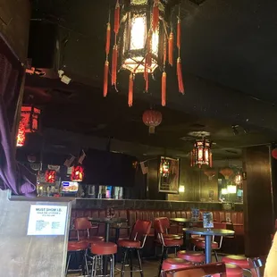 I come in the afternoon, to wait for my pizza from Hanks. Nice and quiet.