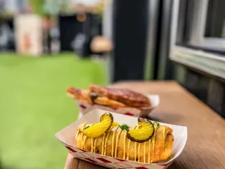 El Jefes Cubanos and Moore