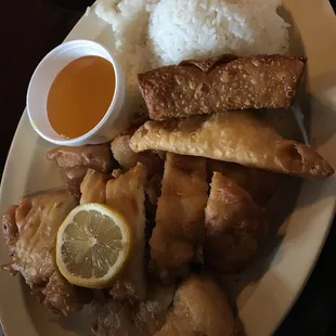 Lemon chicken special with white rice, rangoo, egg roll .