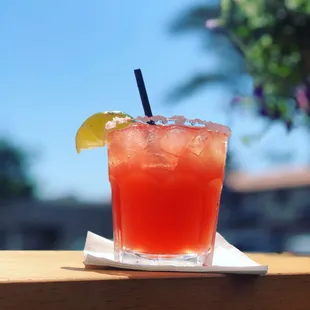 a drink with a lemon wedge