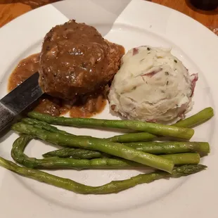 Horseradish crusted filet with mashed potatoes and asparagus