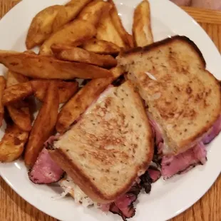 New Yorker with fried potato wedges