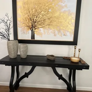 Picture, table and vases such great quality.