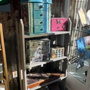 Michelle's Custom Treasures, handpainted and decoupaged jewelry boxes by Michelle Rodrigues!