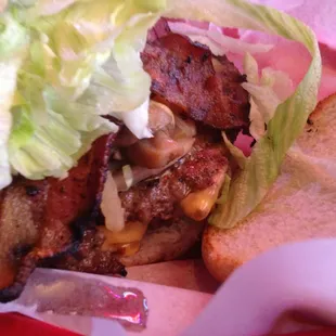Double-Cheeseburger w bacon, grilled onions and mushrooms