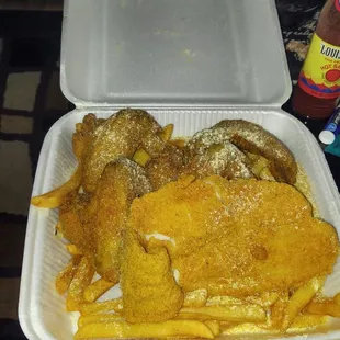 4 piece wings and Catfish fillet combo w/fries