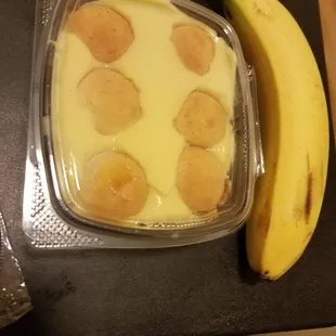 Vanilla wafers and pudding with banana on the side