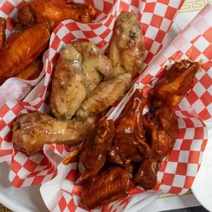 chicken wings and fried chicken, bbq wings, poultry, chicken wings, food, fried chicken wings, fried chicken, chicken, bbq chicken