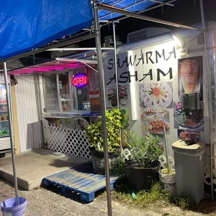 the outside of a restaurant