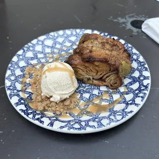 DATE CINNAMON BABKA