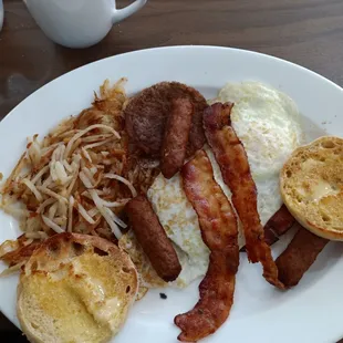 a plate of breakfast food