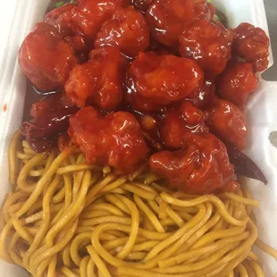 General Tso&apos;s chicken with plain lo mein