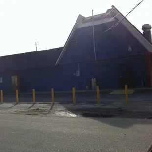 a view of the outside of the building