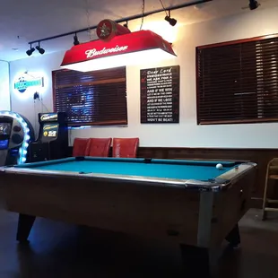 Jukebox, pool table, TV and seadtin