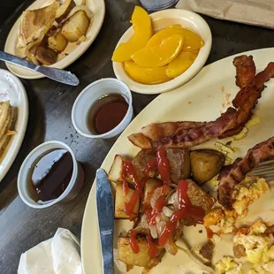 Great breakfast, affordable, nice place to hang. Love the bacon! Fast and friendly service too.